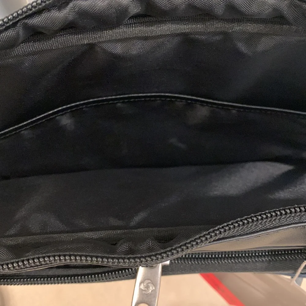 NWT Samsonite classic leather slim briefcase color black